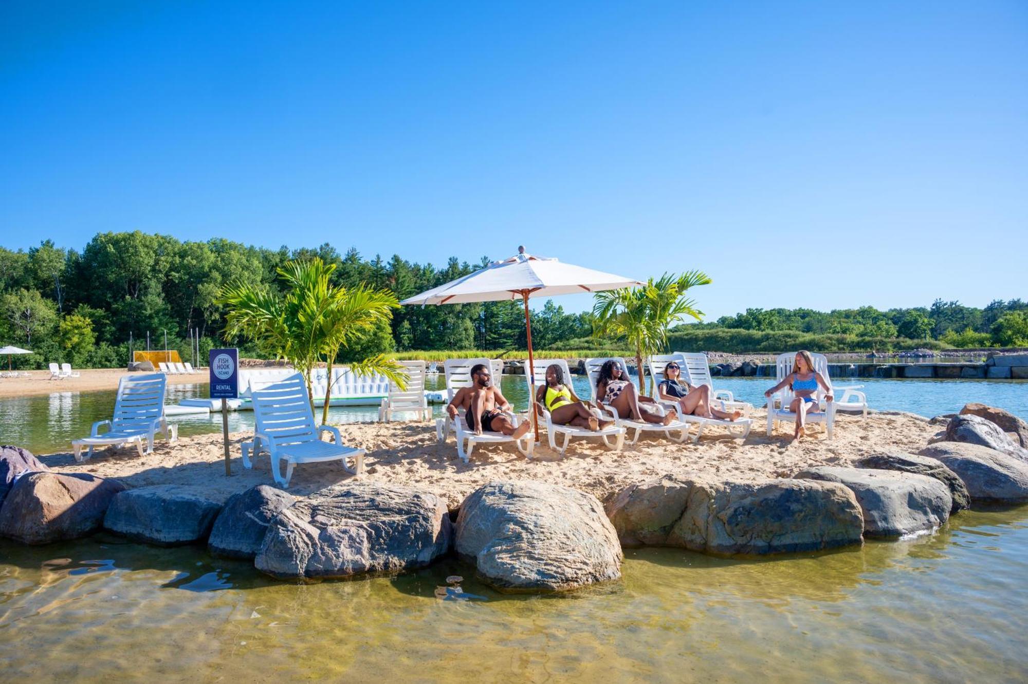 Aloha Beach Resort วิสคอนซินเดลส์ ภายนอก รูปภาพ